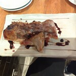 大鶴見食堂 - まぐろのカマ。チョコソースではない。上には花椒