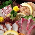 三拍子 - 新鮮なお刺身は、近海物や北海道魚介類まで揃えてます