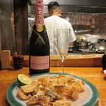 魚虎 - たまに、モエ・エ・シャンドン(ロゼ) 11000円、とアラカブ唐揚げをカットして貰ったもの