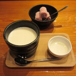 魚虎 - 自家製あんにん豆腐 440円(レモン)