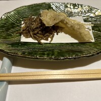 北陸料理 新越 - ごりの子どもと、右手は舞茸天ぷら。塩気たっぷり酒のアテ