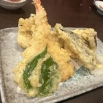 和食 酒処　三喜 - 天ぷら盛り合わせ　３人で行ったら大根おろしがちゃんと３つに分かれて盛られてる！なんという心遣い