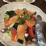 和食 酒処　三喜 - 海鮮サラダにはサーモン、マグロ、タコがトッピング