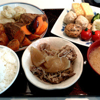 花ごよみ  東京 - 真ん中のは牛すき煮