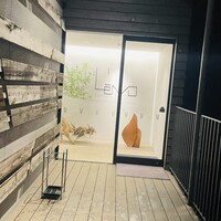 レヴォ - 山中に唐突に現れるオシャレすぎる入り口