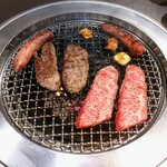 焼肉 わがんせ - 片面良く焼き､返して炙る程度♪ウインナーは良く焼きパリパリに♪