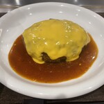 ステーキハウス 牛の松阪 - このビジュアル！もちろん味も間違いないです！肉が肉肉しく旨いハンバーグです！ご馳走様！
