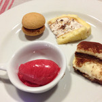 ペッティロッソ - ドルチェ盛り合わせ
      ラズベリーのジェラート
      Baci di dama
      Zucotto
      Tiramisu