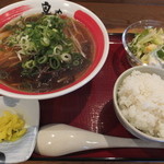 一こくラーメン泉や - いっこくラーメンです。お昼はごはんも付いてきます☆2013-09-08訪問。