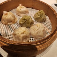 京鼎樓 HANARE店 - 小籠包3種、個室料かかりますが落ち着けるので個室おすすめ。子供用椅子食器あり。料理はどれも外れなし。満足度は高かったです。1品ずつ頼むよりコースがコスパが良いかも。