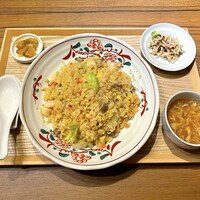 中国菜厨 エスサワダ 新丸ビル店 - 五目炒飯セット 
                      スープ、小鉢、漬物、杏仁豆腐付き