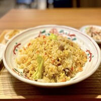 中国菜厨 エスサワダ 新丸ビル店 - 五目炒飯セット 
                    スープ、小鉢、漬物、杏仁豆腐付き