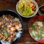 266285819 - あら汁、サラダ、漬け物付き