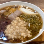 SOY CAFE - 小豆+緑豆+ハト麦に芋圓を追加。芋圓だけほかほかで他は冷たい。おいもは注文を受けて解凍したのかな？お豆腐一丁はいってる？くらいにたっぷりでうれしい。20時ごろ伺って先客0でした。店内が寒すぎるのだけちょっと。味、量とも満足です。