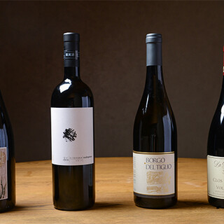 ソムリエが世界各国から厳選した、様々なワインたち。