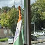 インデアンレストラン  ニューミラ - 吉野家の前のカエデはこの辺りでは一番早く紅葉を始めた