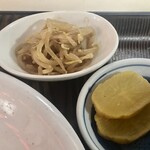 食堂 伊賀 - ピリ辛モヤシとタクアン