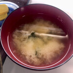 食堂 伊賀 - 味噌汁　ややヌルめ　熱々が良かった