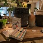 Alan. - カウンター、テーブル、テラス席