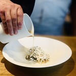 レストラン ウオゼン - ⑧【魚】
      アカムツの石窯焼き、生松茸掛け、発酵トマトのソース