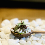 レストラン ウオゼン - ①【アミューズ4種】
      ・粟島沖の本アラのタルタル、コシヒカリのパフ、神楽南蛮のセミフレッド