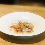 レストラン ウオゼン - ③【冷前菜】
      アオリイカの新子の石窯サッと焼きのマリネ、トキイロラッパ茸、パイナップルホオズキ、神楽南蛮、茗荷、猪の自家製コッパ（=生ハム）のサラダ
      ◎ カモミールティ+コリアンダー+塩胡椒+白葡萄