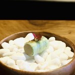 レストラン ウオゼン - ①【アミューズ4種】
      ・五十嵐川上流の天然鮎パティの胡瓜巻き、ジュニパーベリーパウダーのせ