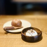 レストラン ウオゼン - ④ 【パン+バター】
      自家製ブール、加勢牧場ガンジー牛の自家製ヨーグルトのホイップバター、オニグルミ+タカキビ掛け
