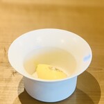 レストラン ウオゼン - ⑩【甘味-1】
      津南産「鬼モロコシ」のアイス、村上「ミネラル工房」の「白いダイヤ（塩）」掛け