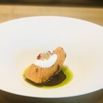 レストラン ウオゼン - ⑥【温前菜-3】
      魚沼産あかもん南瓜の自家製レモンチェッロ漬けの石窯焼き、2種のソース（炒め玉葱、無花果の葉のオイル）、サワークリームと佐渡レモンのせ