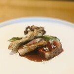 レストラン ウオゼン - ⑨【肉】
      猪クラシタ（肩ロース）の石窯焼き、天然マイタケ、四角豆、天然山栗、マデラ酒+肉汁のソース、大蒜の花添え