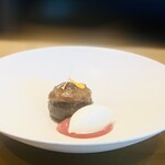レストラン ウオゼン - ⑪【甘味-2】
      佐渡産黒無花果ピオーネの石窯焼きコンポート、加勢牧場ガンジー牛ミルクのアイス、プラムのソース