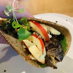 レストラン ウオゼン - ⑤【温前菜-2】
      ヤマメの石窯焼き、蕎麦粉のガレット、ツキノワグマのラルド（=脂身の生ハム）、タマゴ茸、鉄火味噌、山椒風味のサヴァイヨンソース+ヤマメのイクラ、実山椒添え