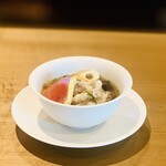 レストラン ウオゼン - ⑦【温前菜-4】
      月の輪熊のロースと4種の茸（タマゴ茸、ハタケシメジ、サクラシメジ、シャカシメジ）の熊コンソメのスープ