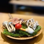 レストラン ウオゼン - ⑦【温前菜-4】
      4種の茸（タマゴ茸、ハタケシメジ、サクラシメジ、シャカシメジ）お披露目