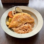 バルバルキッチンアメリ - ボロネーゼ・モッツァレラを巻き込んだオムレツのせ
      オムライス(¥1,400)
      この店にしては珍しくオムレツの焼き方が失敗気味か？
      味は文句なしに美味だったが…。