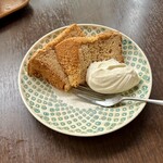 バルバルキッチンアメリ - ハニースパイスシフォンケーキ(¥300)
      以前のようにフルーツの付け合わせをやめて低価格で提供するように最近したようだ。この方が客も気軽に注文できて正解だと思う。