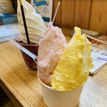 手作りアイス 花茶 - 手前がジェラートダブル600円（桃とかぼちゃ）