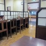 博多うどん はち屋 - 朝の８時前だったのでまだ店内には余裕があり私は４人掛けのテーブルで食事をいただく事にしました。
