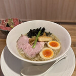 酒肴場 屯 - 【新】山椒塩煮干し中華蕎麦（味玉入り）¥1100、A5和牛たたき丼¥500