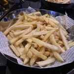 The Union Bar & Lounge - 温かい惣菜はポテトフライ山盛りです