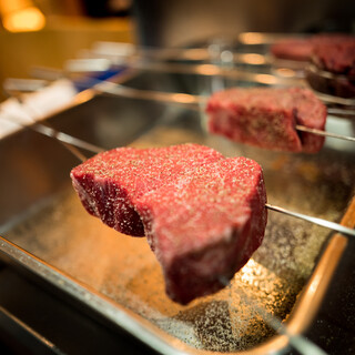 厳選の「三田牛」。口に入れた時の肉の旨みの広がりが違います。