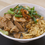 立ち喰いそばうどん 松石 - 冷やし肉そば@税込680円＋肉追加@税込240円：辛味ラー油を乗せて