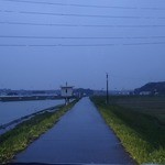 森のおはな - 道は狭い土手、左手は川、右手は田んぼとかなりやばい