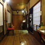 森のおはな - やわらかい照明に照らされた板張りの廊下が奥まで続きます。