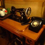 森のおはな - 懐かしいミシンに黒電話