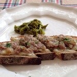 吉田牧場カチョロバと生ソーセージのクロスティーニ