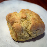 菓子とパン 大楠 - 「石臼挽国産全粒粉と糸島玉子と牛乳のスコーン」（130円）。