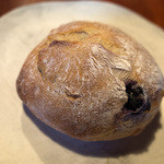菓子とパン 大楠 - 「ブルーベリーのフランスパン」（180円）。