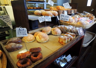 Furukawa Shouten - 2014年4月22日(火)　販売スペースに並んだパン(一部)